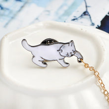 Load image into Gallery viewer, Cat with Pearl Ball Brooch/Pin with Gold
